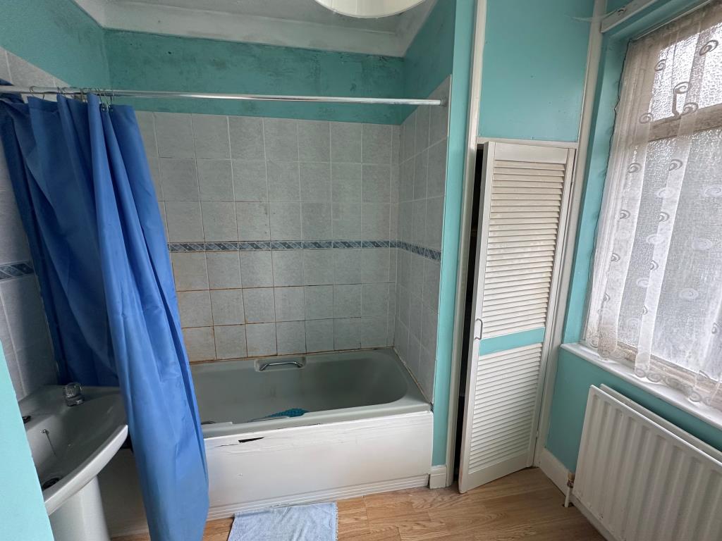Lot: 123 - FIVE-BEDROOM DETACHED HOUSE WITH GARAGE AND GARDEN FOR IMPROVEMENT - Bathroom
